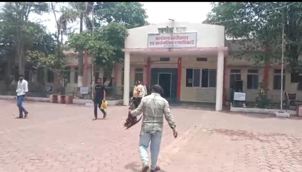 मरा मुर्गा लेकर तहसील पहुँचा शख्स, कहा आज मुर्गा मरा है, कल मर सकते हैं बच्चे 