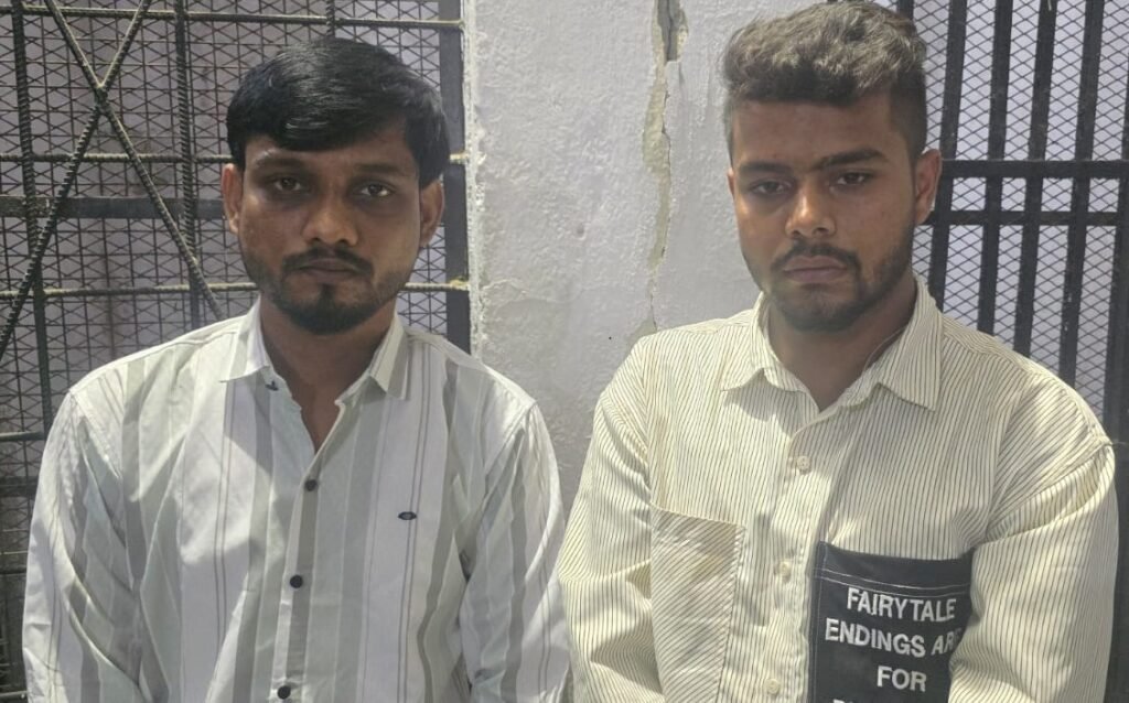 तलवार और चाकू से केक काटने वाले दो आरोपी गिरफ्तार 