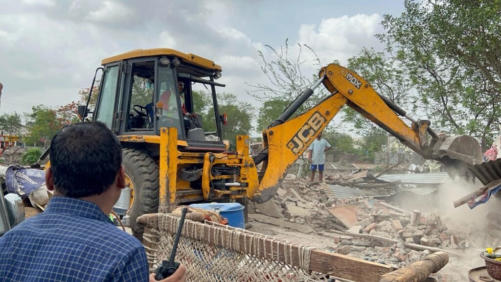दूधतालाई अतिक्रमण हटाया गया, 19 मकानों को तीन जेसीबी से तोड़ा