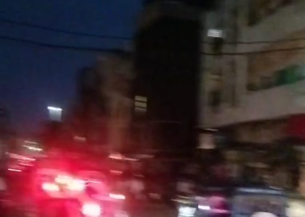 ब्लैक आउट से पहले राजवाड़ा पर लाइट बंद होना शुरू