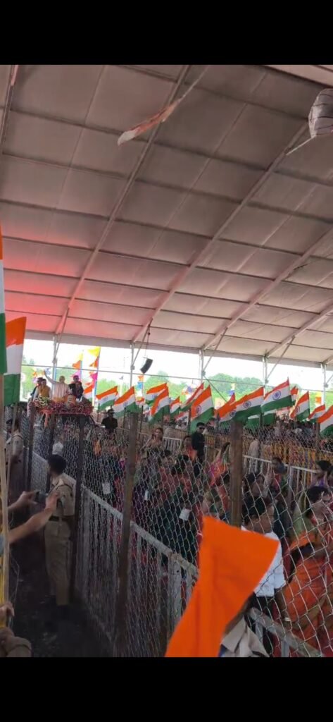 पीएम मोदी ने रथ से किया नारी शक्ति को नमन