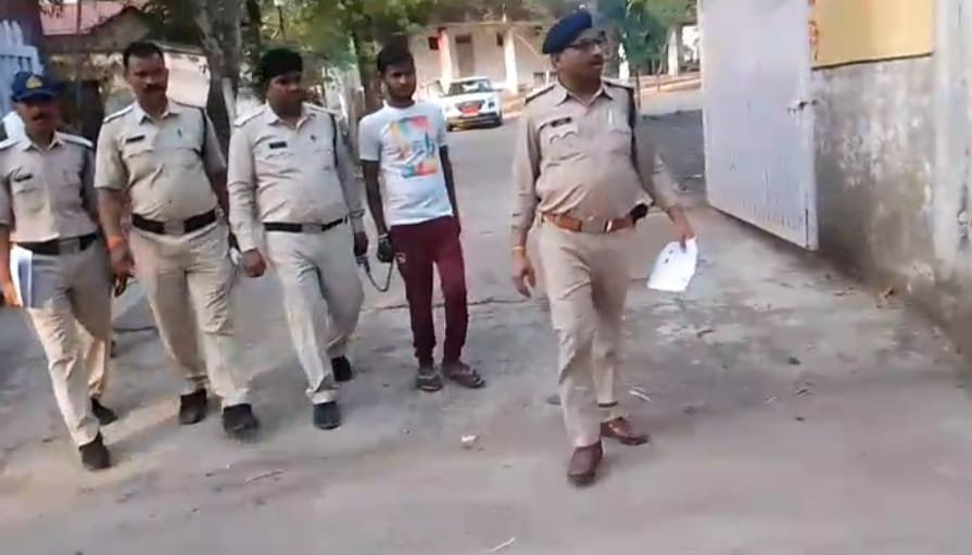 साढ़े चार साल की बच्ची से दरिंदगी करने वाले युवक का निकाला जुलूस