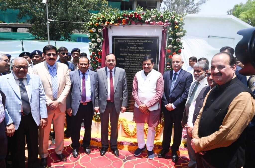 विधिवेत्ताओं को सौगात,CM ने पार्किंग व लॉयर्स चेम्बर का किया शिलान्यास