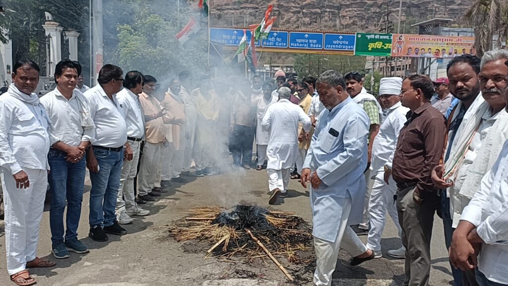 महात्मा फुले की प्रतिमा खंडित किए जाने के विरोध में फूंका पुतला