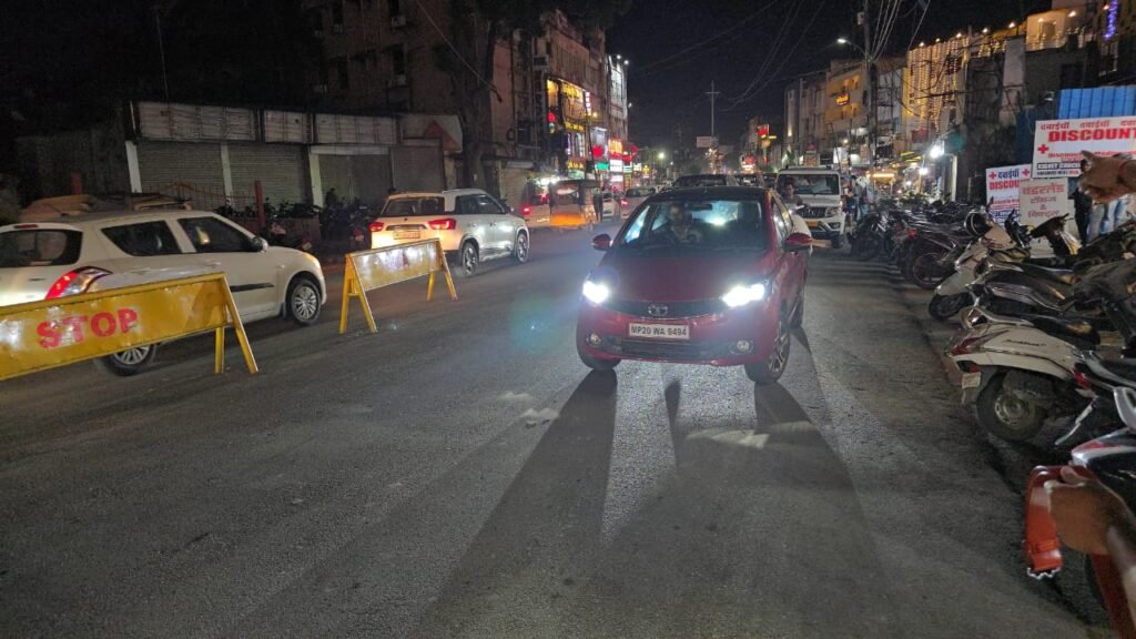 सड़क पर खड़े 90 वाहनों के काटे चालान