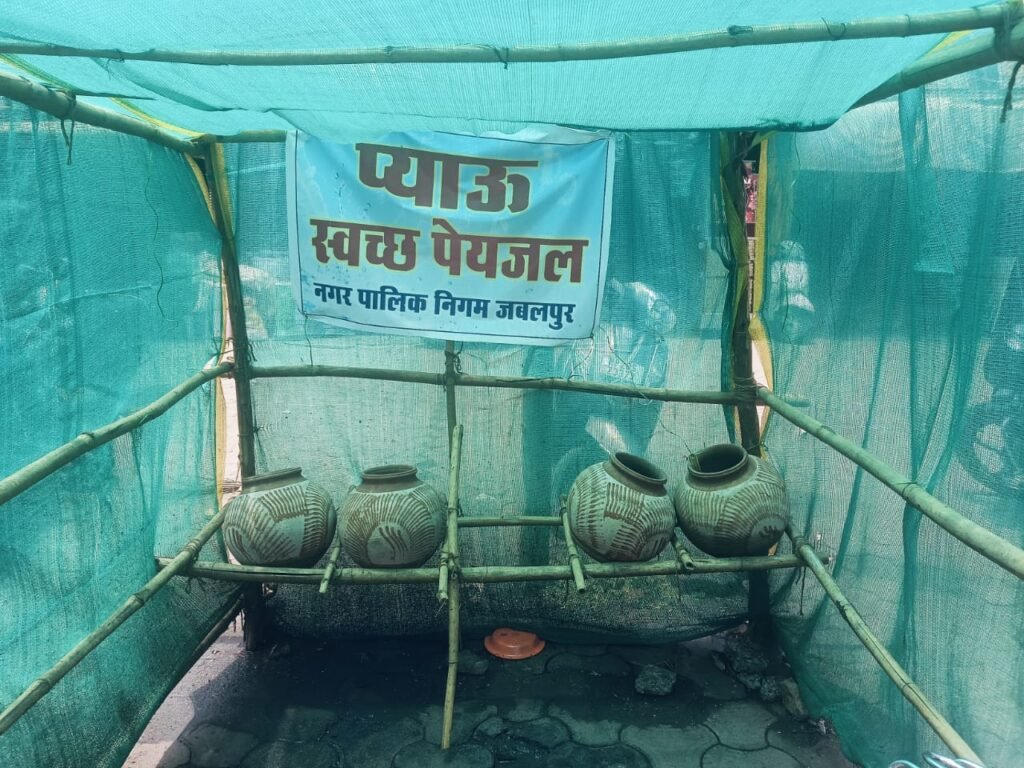 सार्वजनिक प्याऊ के मटके पड़े हैं चार दिन से खाली