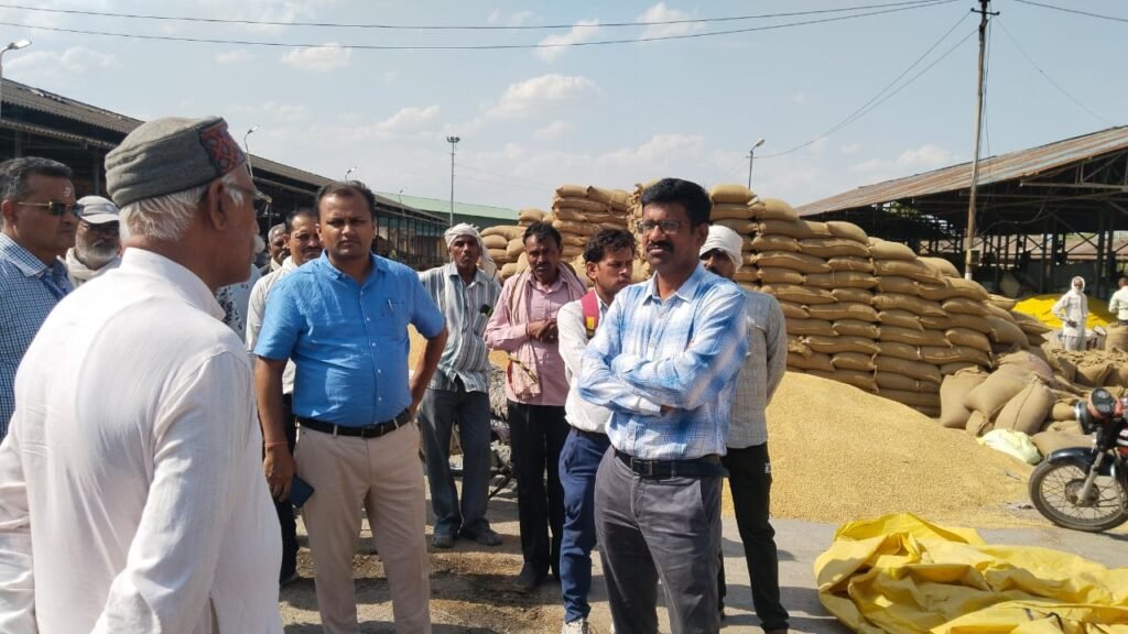 कलेक्टर ने गेहूं उपार्जन केंद्र का निरीक्षण कर लिया किसानों की सुविधा का जायजा