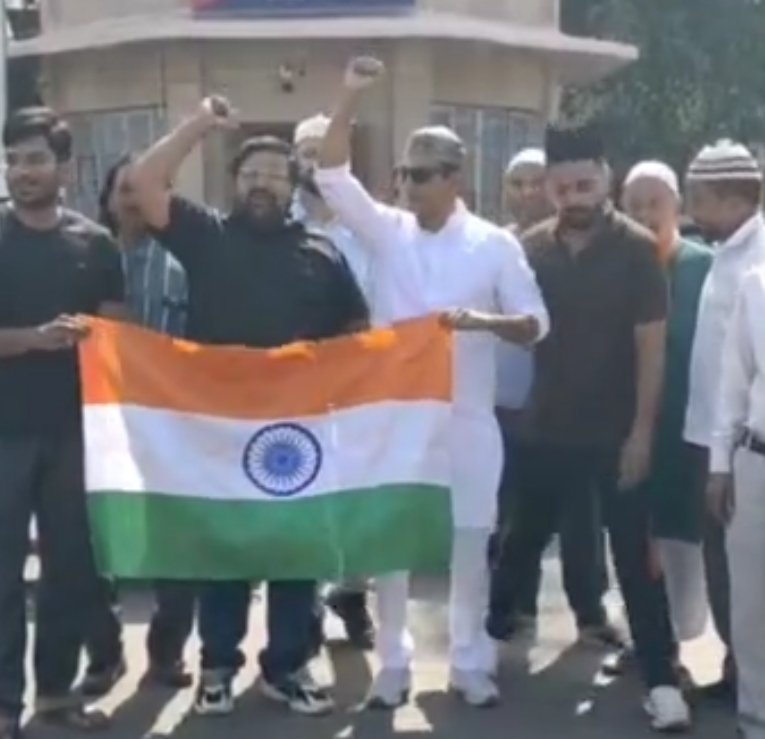 भारत के समर्थन में मुस्लिम समाज के लोग सड़कों पर उतरे