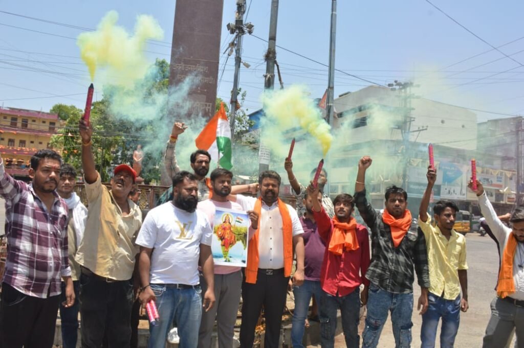 भारतीय सेना की एयर स्ट्राइक से संस्कारधानी में खुशी की लहर