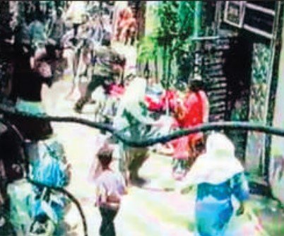 पानी फेंकने को लेकर बवाल, साइकिल से किया हमला, सात घायल