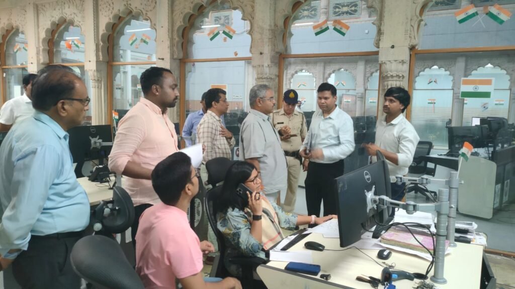 कलेक्टर एवं निगम आयुक्त मध्य रात्रि कंट्रोल कमांड सेंटर पहुँचे