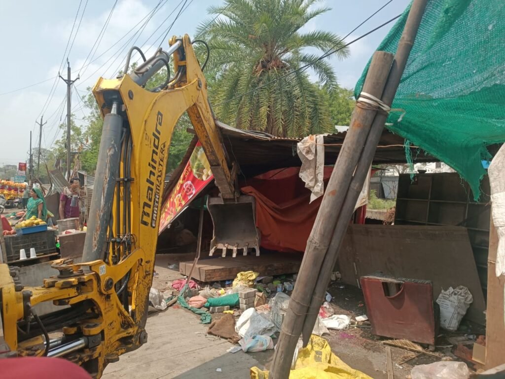 उज्जैन रोड पर 100 से ज्यादा अतिक्रमण हटाए