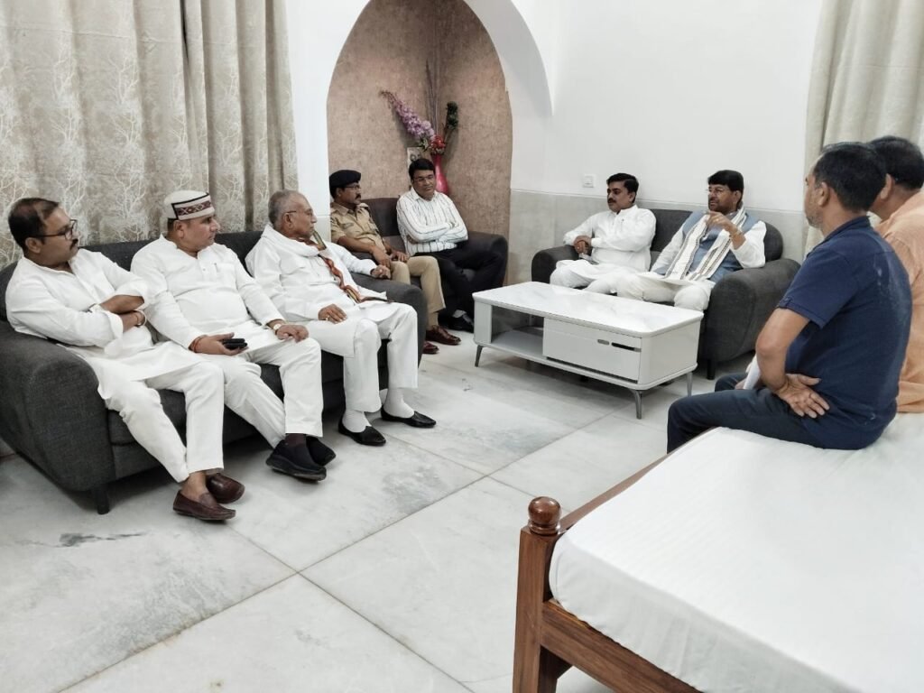 प्रभारी मंत्री ने मऊगंज में चल रहे विकास कार्यो की समीक्षा की