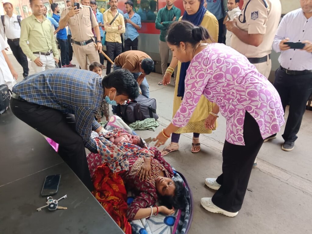 ट्रेन में उठी प्रसव पीड़ा, स्टेशन में कराई डिलीवरी