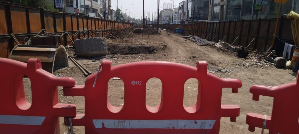 बैरागढ़ में अधूरे पुल के कारण हो रहा यातायात बाधित