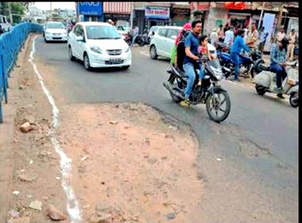 काजीकैंप की सड़कें जर्जर;गड्ढों और धूल में खो गईं विकास की उम्मीदें