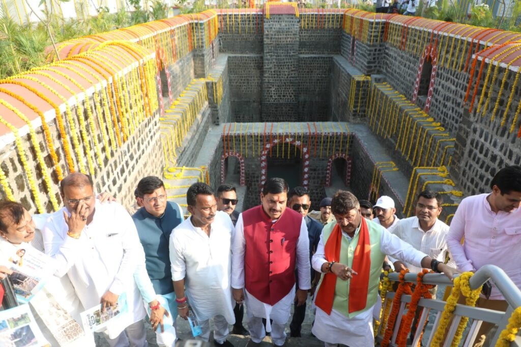 सीएम ने किया माँ अहिल्या बावड़ी का लोकार्पण