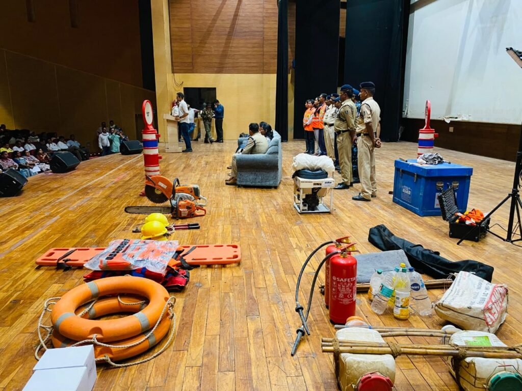 सिविल डिफेंस वालेंटियर्स का प्रशिक्षण