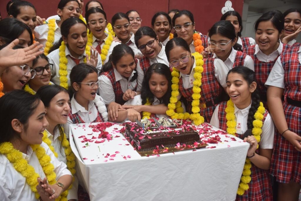 12वीं में अनन्या व सहैर और 10वीं में अनीष व रिदिमा रहीं टॉपर