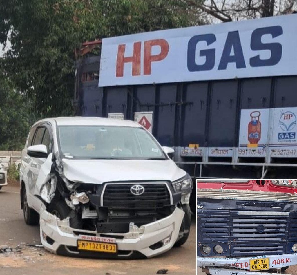 ट्रैक्टर, ट्रक और बिजली विभाग के अधिकारी की इनोवा में भिड़ंत