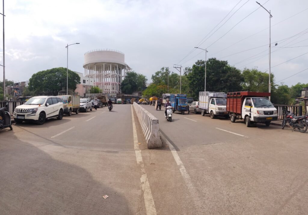 हाथीपाला पुल पर बना दी वाहनों की अवैध पार्किंग