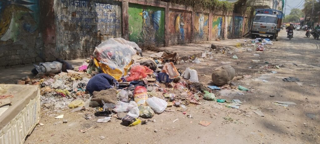 पुतलीघर बस्ती: कचरे का ढेर और खुदी सड़क से हालात बदतर