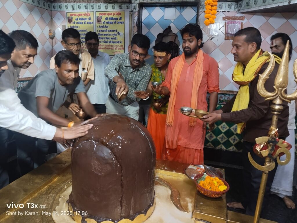 कलेक्टर सतीश कुमार एस ने भगवान गैवीनाथ का दर्शन कर पूजा की