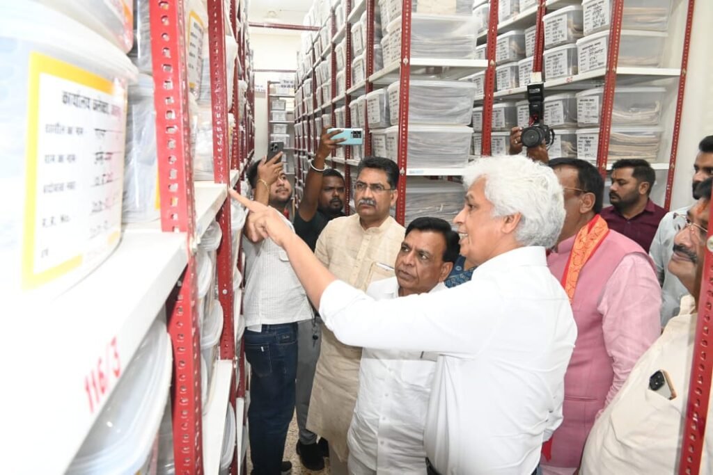 उप मुख्यमंत्री ने किया राजस्व अभिलेखागार का अवलोकन
