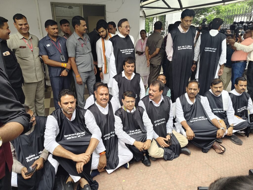 मंत्री शाह के बयान पर विवाद: राज्यपाल से मिले कांग्रेस विधायक; धरना देने पर पुलिस ने किया गिरफ्तार