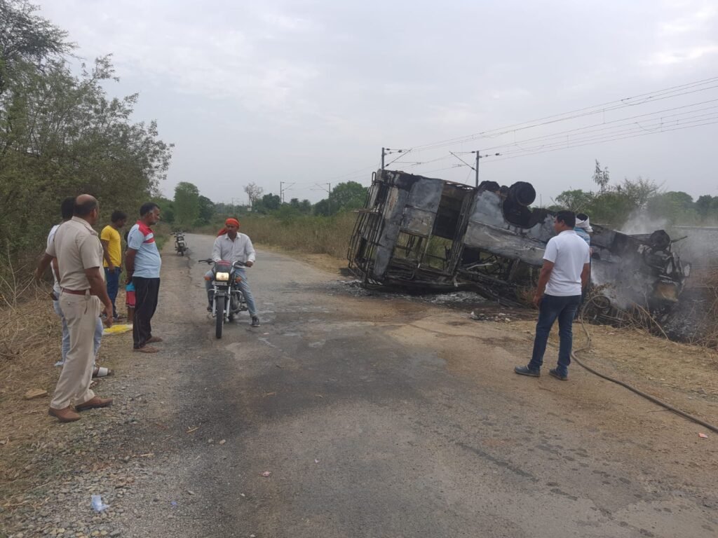 दुर्घटनाग्रस्त बस में देर रात लगी आग, हादसा या साजिश?