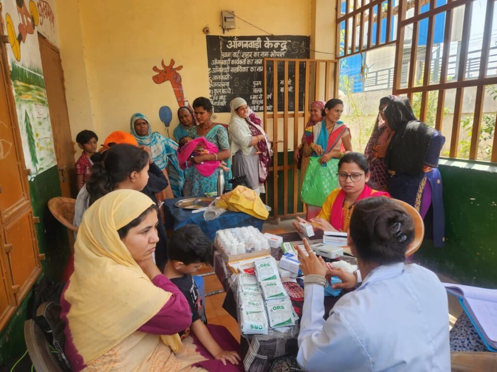 तंग बस्तियों में कामकाजी महिलाओं के बच्चों का टीकाकरण और बीमारियों की स्क्रीनिंग भी
