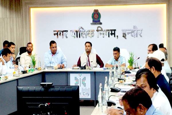 विकास योजनाओं की समीक्षा,110 नई ईवी बसें और स्वच्छता में प्रगति पर जोर