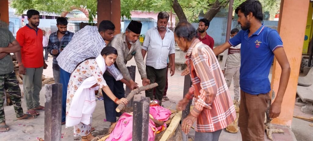 बेबसी ऐसी अंतिम संस्कार कराने नहीं थे पैसे