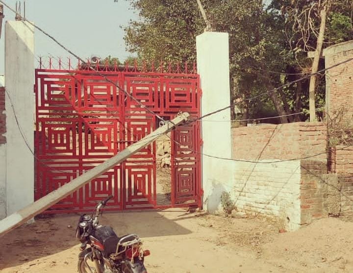 बेलगाम ट्रक ने तोड़ा बिजली का खंभा