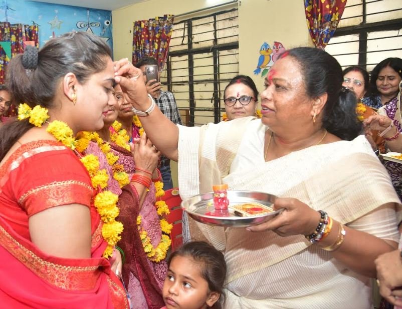 सैनिकों की पत्नियों का सिन्दूर लगाकर सम्मान