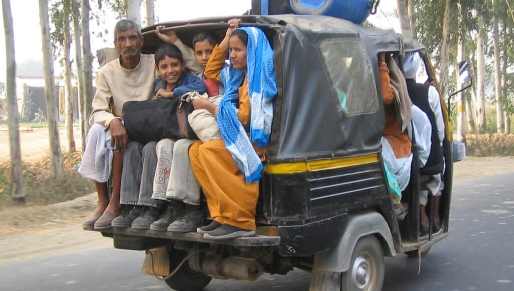 ललिता नगर में ऑटो की ओवरलोडिंग और अवैध पार्किंग से बढ़ा हादसों का खतरा