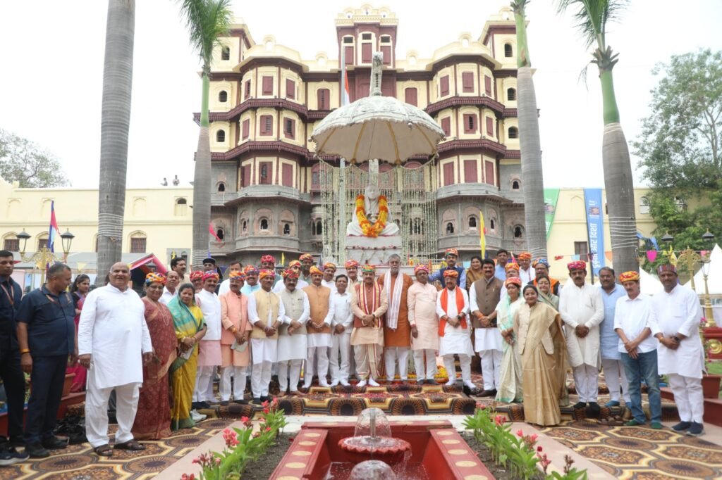 राजबाड़ा में CM और मंत्रियों का आगमन, दरबार हॉल के जीर्णोद्धार का भूमिपूजन