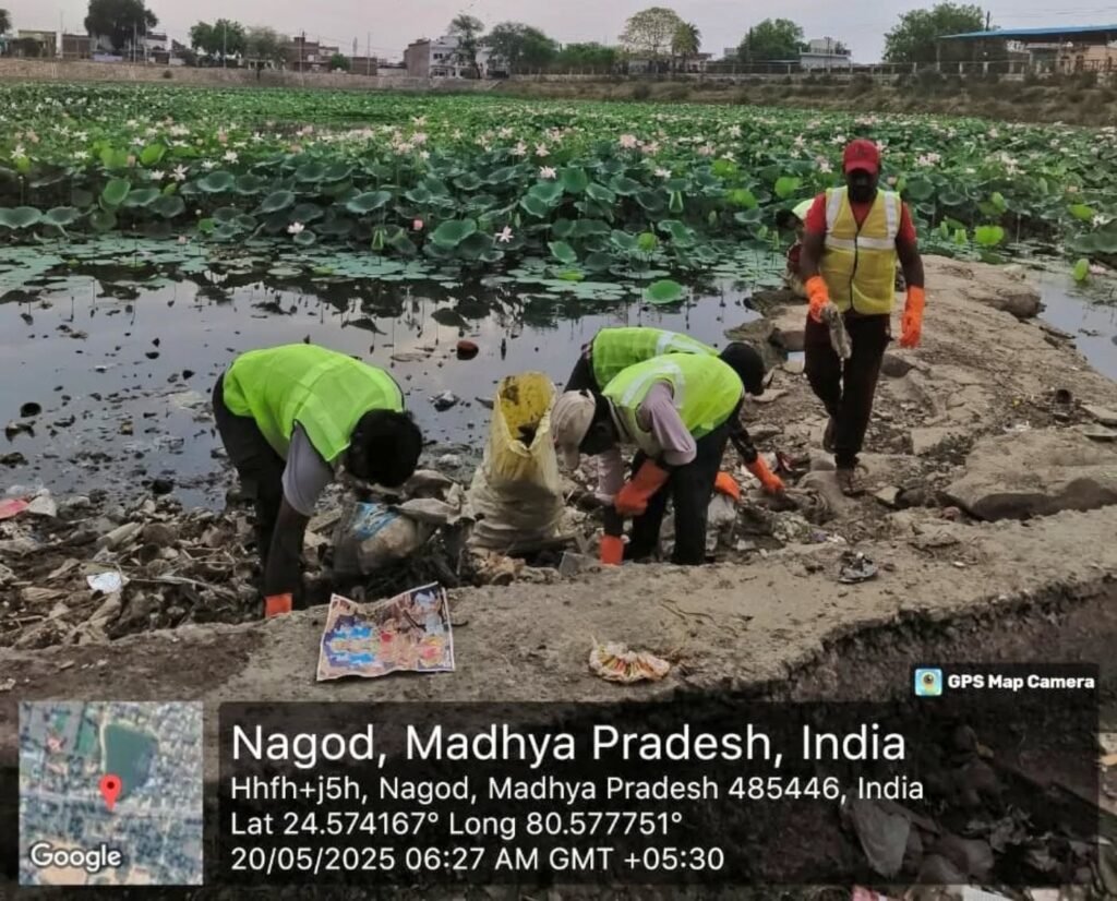 जल संवर्धन अभियान के तहत तालाब की सफाई