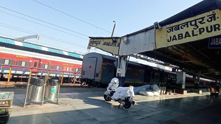 यात्री ट्रेनें रुक रही आउटर पर, प्लेटफार्म पर खड़े रहते हैं खाली रैक