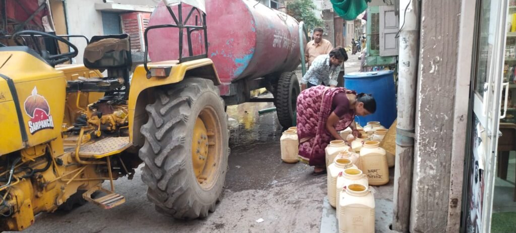 स्वर्ण बाग कालोनी: नलों में कम आ रहा पानी, टैंकर से हो रही पूर्ति