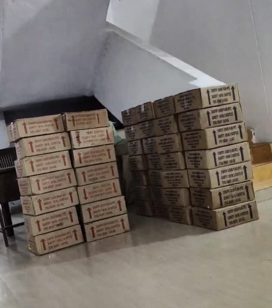 घर से मिला शराब का जखीरा