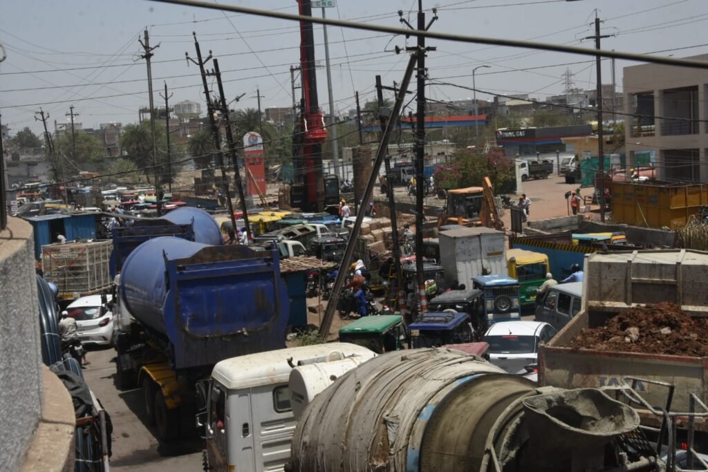 DIG बंगला क्षेत्र में मेट्रो निर्माण और अतिक्रमण से मुसीबत,जाम और प्रदूषण से लोग त्रस्त