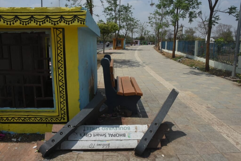 अटल पथ की बदहाली; टूटी जालियाँ- बुझी लाइटें,असुरक्षा और गंदगी