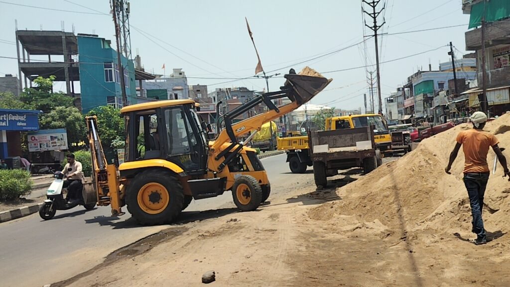 80 फीट रोड पर अतिक्रमण के खिलाफ कार्रवाई में रेत-गिट्टी जब्त