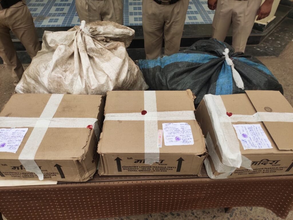 झाड़ियों की आड़ में छिपा कर रखी थी शराब, तस्कर गिरफ्तार