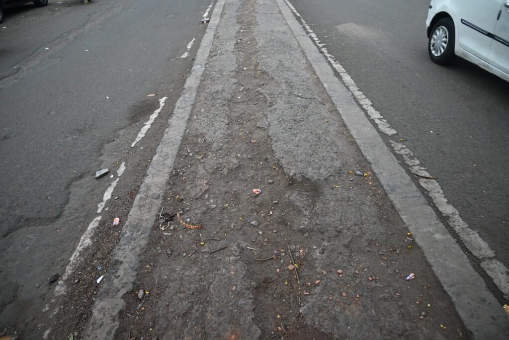 लालघाटी की टूटी सड़कों पर सफर जोखिम भरा,बढ़ी मुसीबत