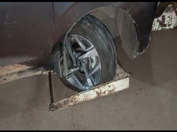 विधायक की गाड़ी से टकराई छात्र की कार, छात्रों ने पीएसओ को पीटा