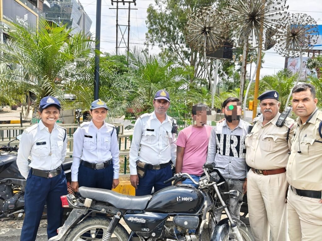 रेडिसन चौराहे पर चोरी की बाइक के साथ दो युवक गिरफ्तार