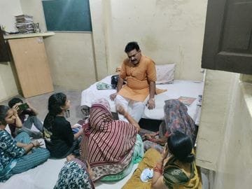 पंडोखर सरकार का दरबार, पर्ची पढ़कर श्रद्धालुओं की समस्याएं सुनी, समाधान बताए