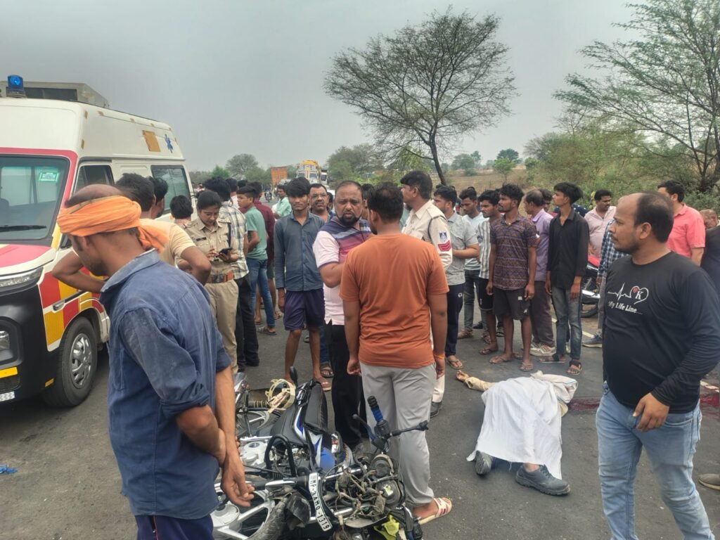 छतरपुर-टीकमगढ़ मार्ग पर हादसे में युवक की मौत के बाद चक्का जाम